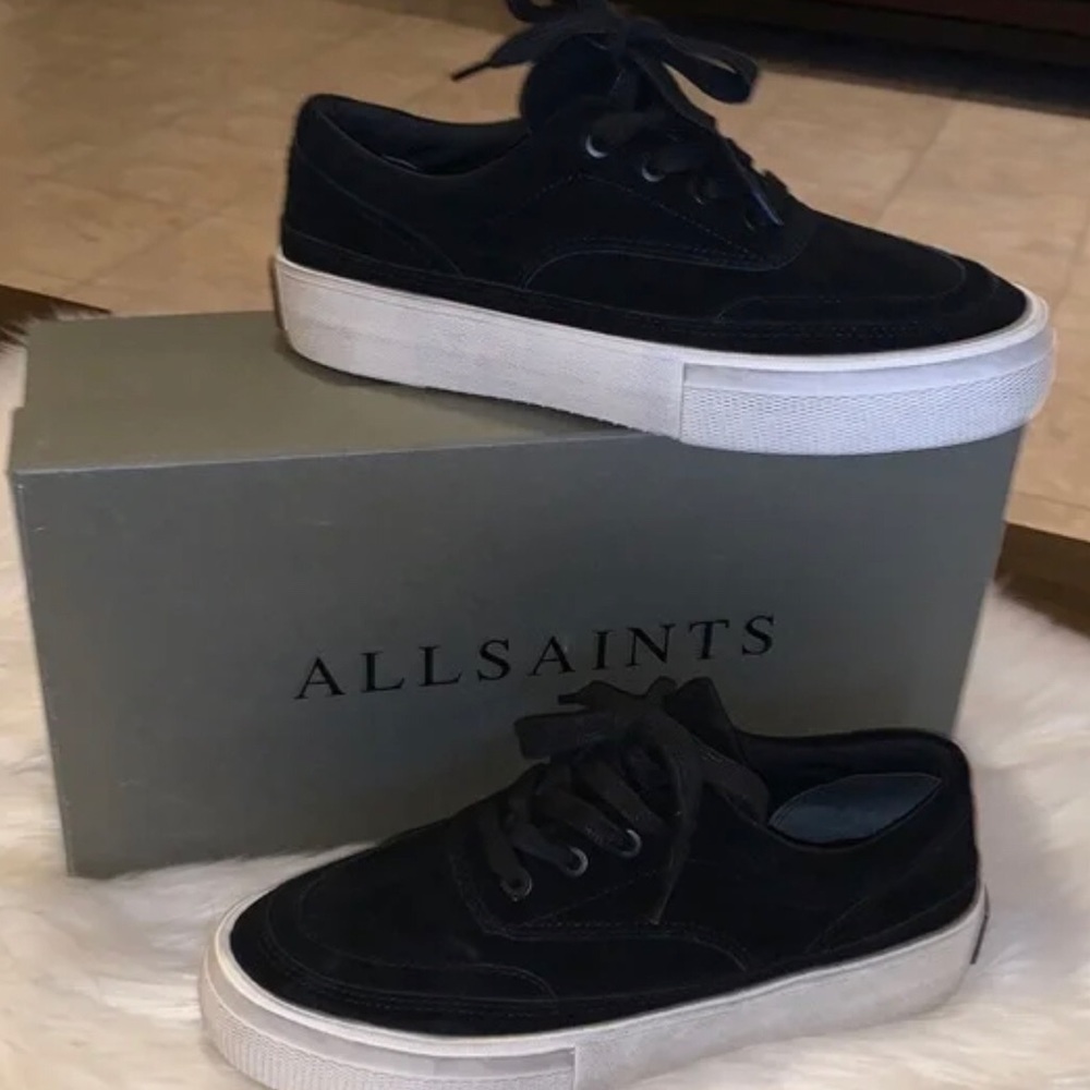 chunky white distressed platform to contrast the black suede upper,tee and ready